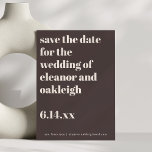 Fette Typografie Erdiges Braun Moderne Hochzeit Save The Date<br><div class="desc">Diese personalisierten "Save the Date"-Karten in Braun geben den Gästen einen frühen Hinweis und setzen den Ton für Ihren Hochzeitstag. Passen Sie die Namen, das Datum, den Ort und die Website an, um die Details zu teilen, die die Gäste am meisten benötigen, egal ob Sie eine Destination-Hochzeit oder eine lokale...</div>
