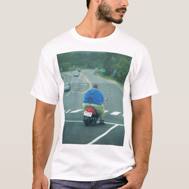 Fetter Mann auf einem Moped T-Shirt (Vorderseite)