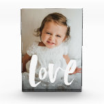 Fettformatierter Foto<br><div class="desc">Mit einer spielerischen und modernen Typenbearbeitung ist dieses vertikale Foto eine liebenswerte Art, Liebe zu teilen. Die weiße Liebe ist in einem handgeschriebenen, bedrückten Stil mit weißen Klecksen um sie herum. Es gibt auch Raum für den benutzerdefinierbaren Text - Name, Jahr oder alles was Sie hinzufügen möchten. Macht ein großes...</div>