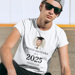 Fettformatisches Foto Proud Brother of 2023 Gradua T-Shirt<br><div class="desc">Fett Text Foto Proud Bruder von 2023 Graduate. Besonders für den Bruder des neuen Absolventen. Das Foto Ihres Geschwisters ist kreisförmig, das Jahr groß und fett, mit dem Namen des Absolventen. Personalisieren Sie den Text ganz nach Bedarf und ersetzen Sie das Foto durch eine eigene quadratische Ausrichtung. Sie können Textfarben...</div>