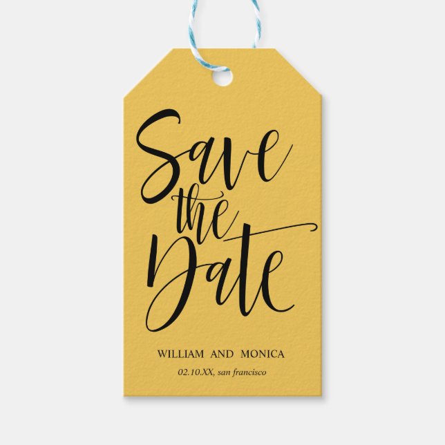 Fettkalligraphie | Modernes Senf Save the Date Geschenkanhänger (Vorderseite)