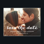 Fettschrift | Foto Save the Date Postkarte<br><div class="desc">Rett unseres Datums | Modernes Drehbuch Save the Date Postcard. Design von Elke Clarke© für Monogram Gallery. Abrufbar unter www.zazzle.com/monogragallery. Fett formatiertes,  einfaches,  modernes weißes Skriptüberlagern. Vollständig anpassbar,  wenn Sie "Anpassen" wählen. Ersetzen Sie das Foto,  das angezeigt wird,  durch das Foto Ihrer eigenen Verlobung. Andere Farben sind verfügbar.</div>
