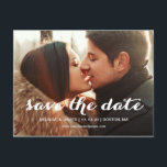 Fettschrift | Foto Save the Date Postkarte<br><div class="desc">Rett unseres Datums | Modernes Drehbuch Save the Date Postcard. Design von Elke Clarke© für Monogram Gallery. Abrufbar unter www.zazzle.com/monogragallery. Fett formatiertes,  einfaches,  modernes weißes Skriptüberlagern. Vollständig anpassbar,  wenn Sie "Anpassen" wählen. Ersetzen Sie das Foto,  das angezeigt wird,  durch das Foto Ihrer eigenen Verlobung. Andere Farben sind verfügbar.</div>