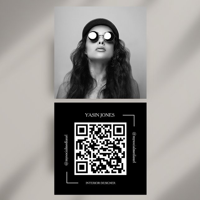 Fettschwarz-weißer QR-Code Soziales Foto Quadratische Visitenkarte (Bold Black and White QR Code Social Photo Square Business Card)