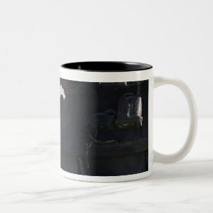 Feuer eines Licht-gepanzerten Fahrzeugs Zweifarbige Tasse