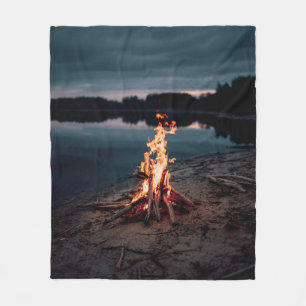 Feuer in der Nähe des Wassers in der Nacht Fleecedecke