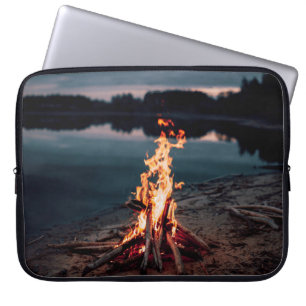 Feuer in der Nähe des Wassers in der Nacht Laptopschutzhülle
