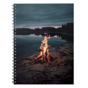Feuer in der Nähe des Wassers in der Nacht Notizblock