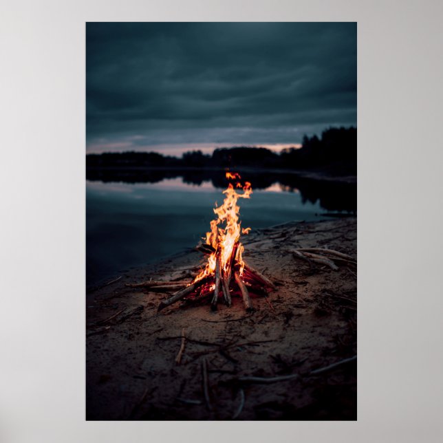 Feuer in der Nähe des Wassers in der Nacht Poster (Vorne)