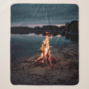 Feuer in der Nähe des Wassers in der Nacht Sherpadecke