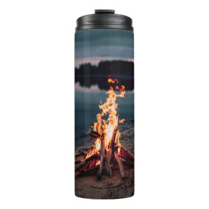 Feuer in der Nähe des Wassers in der Nacht Thermosbecher