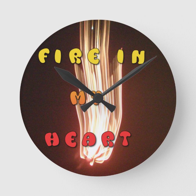 Feuer in meiner Herzkunstschrift Runde Wanduhr (Vorderseite)