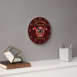 Feuerwehr Gold und rotes Abzeichen mit Äxen Runde Wanduhr