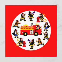 Feuerwehrfahrzeuge mit beschäftigten Feuerwehrleut