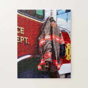 Feuerwehrjacke auf Feuerwehrauto