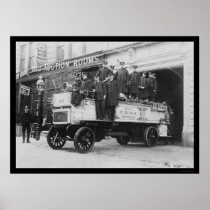 Feuerwehrleute auf Motor in New York City 1912 Poster