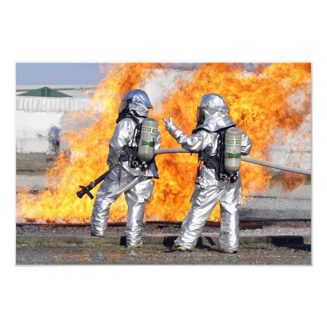 Feuerwehrleute bekämpfen simulierte Feuer Fotodruck (Vorne)
