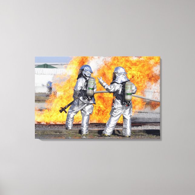Feuerwehrleute bekämpfen simulierte Feuer Leinwanddruck (Vorderseite)