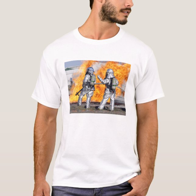 Feuerwehrleute bekämpfen simulierte Feuer T-Shirt (Vorderseite)