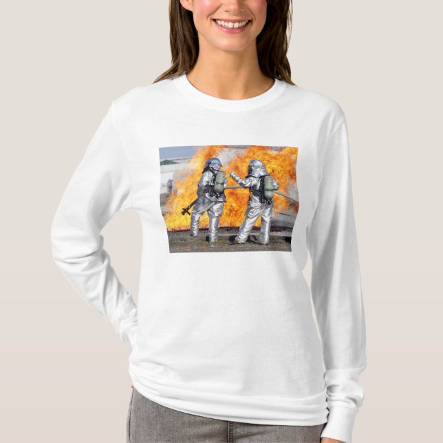 Feuerwehrleute bekämpfen simulierte Feuer T-Shirt (Vorderseite)