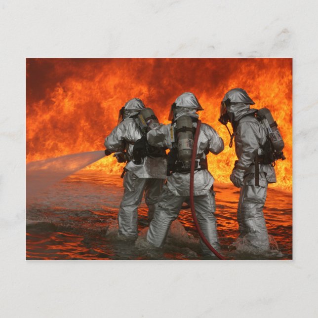 Feuerwehrleute, die ein Feuer bekämpfen Postkarte (Vorderseite)