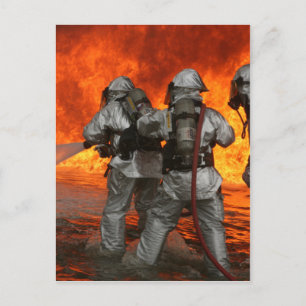 Feuerwehrleute, die ein Feuer bekämpfen Postkarte