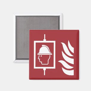 Feuerwehrleute heben Sicherheitszeichen an Magnet