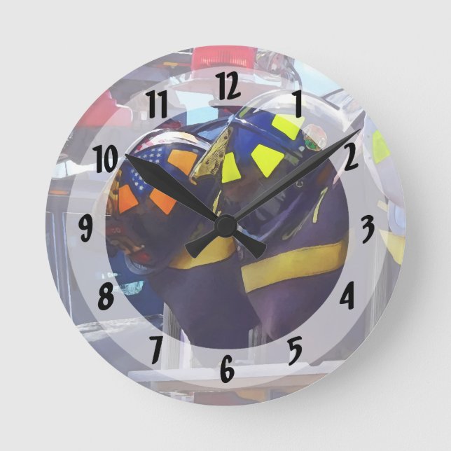 Feuerwehrleute - Helm für Feuerwehrfahrzeuge Runde Wanduhr (Vorderseite)
