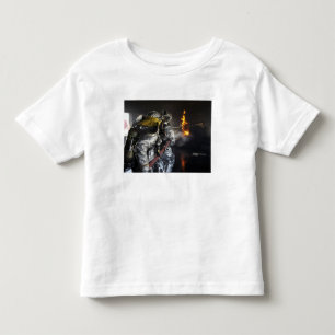 Feuerwehrleute löschen ein Feuer in einer Ausbildu Kleinkind T-shirt