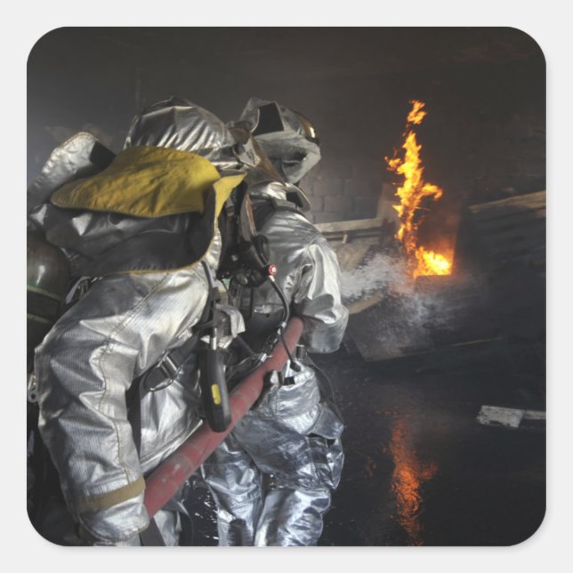 Feuerwehrleute löschen ein Feuer in einer Ausbildu Quadratischer Aufkleber (Vorderseite)