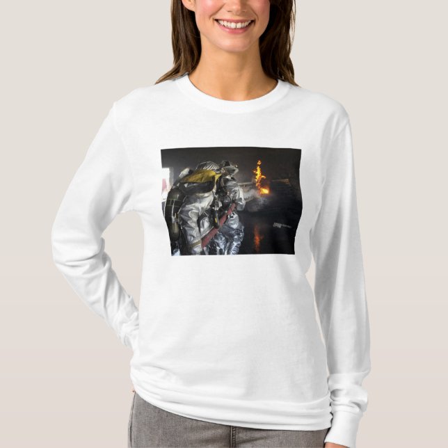 Feuerwehrleute löschen ein Feuer in einer Ausbildu T-Shirt (Vorderseite)