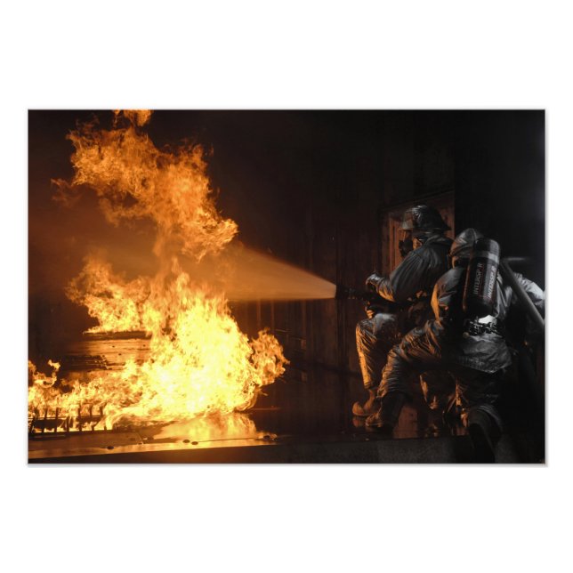 Feuerwehrleute löschen eine simulierte Batterie Fotodruck (Vorne)
