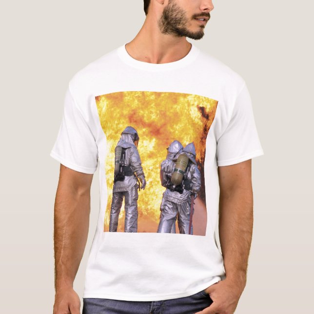 Feuerwehrleute löschen einen Flugzeugbrand T-Shirt (Vorderseite)