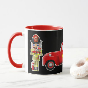 Feuerwehrleute mit kleinen roten LKW Tasse
