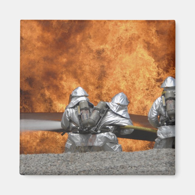 Feuerwehrleute neutralisieren ein Feuer Magnet (Vorne)