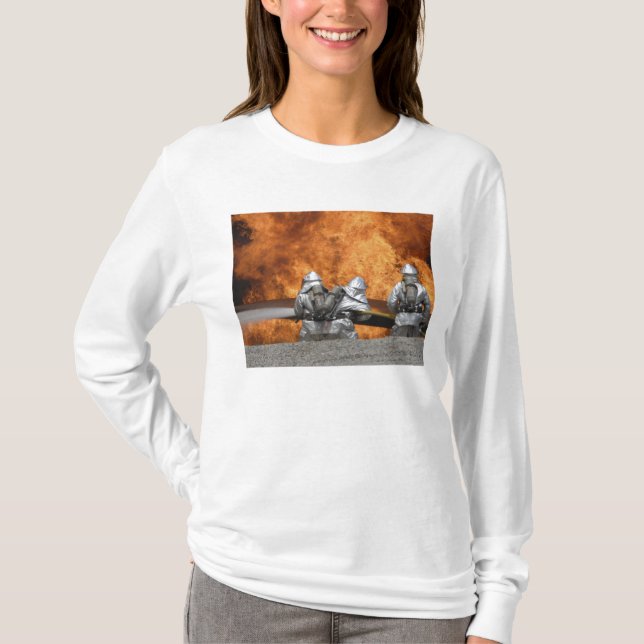 Feuerwehrleute neutralisieren ein Feuer T-Shirt (Vorderseite)