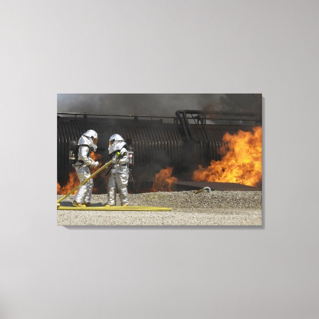 Feuerwehrleute neutralisieren ein lebendes Feuer Leinwanddruck (Vorderseite)