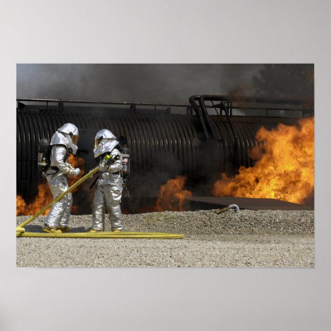 Feuerwehrleute neutralisieren ein lebendes Feuer Poster (Vorne)