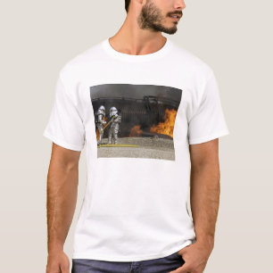 Feuerwehrleute neutralisieren ein lebendes Feuer T-Shirt