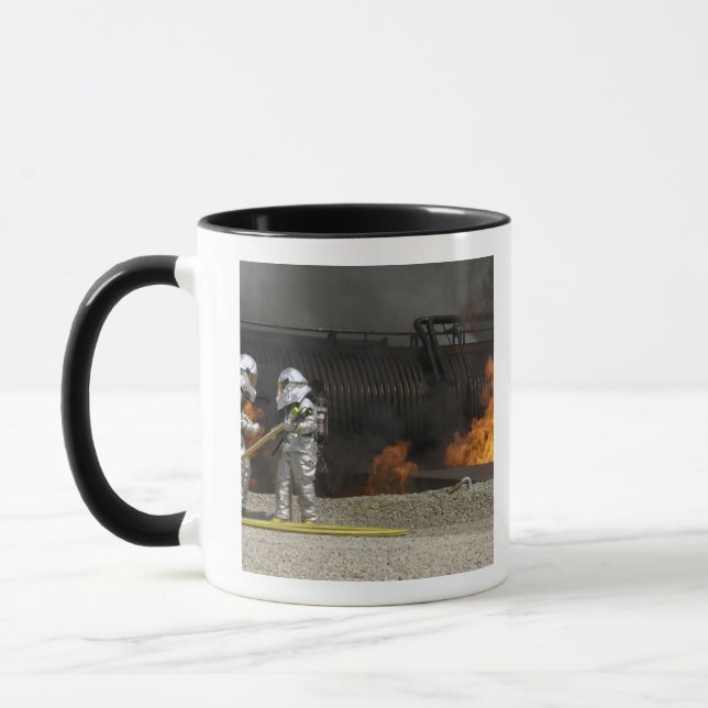 Feuerwehrleute neutralisieren ein lebendes Feuer Tasse (Links)