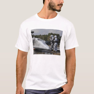 Feuerwehrleute reagieren auf die Szene T-Shirt