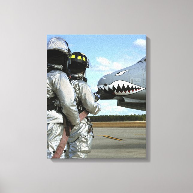 Feuerwehrleute setzen während eines Bohrvorgangs e Leinwanddruck (Vorderseite)