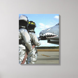 Feuerwehrleute setzen während eines Bohrvorgangs e Leinwanddruck