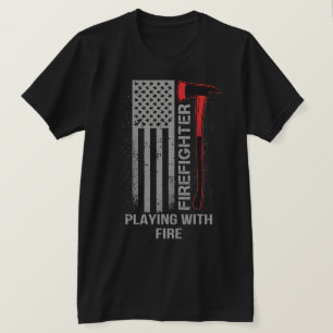 Feuerwehrleute spielen mit T - Shirt