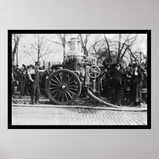 Feuerwehrleute und ihr Motor 1910 Poster