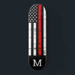 Feuerwehrmann Amerikanischer Flaggen dünne rote Li Skateboard<br><div class="desc">Thin Red Line Skateboard - Amerikanische Flagge in Firefighter Flag Farben, Not Design . Personalisieren Sie dieses Feuerwehrskateboard mit Monogramm Initial. Dieses personalisierte Feuerwehrskateboarddeck ist ideal für Feuerwehrleute, Feuerwehrfamilien, Kinder und alle, die sie unterstützen. COPYRIGHT © 2020 Judy Burrows, Black Dog Art - Alle Rechte vorbehalten. Feuerwehrskateboard American Flag Thin...</div>