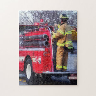 Feuerwehrmann auf der Rückseite des Feuerfahrzeugs