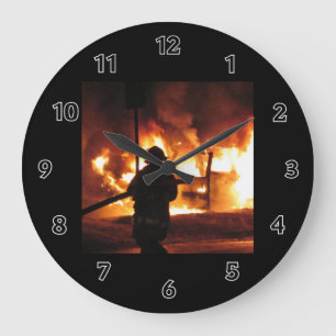Feuerwehrmann in den Flammen Große Wanduhr