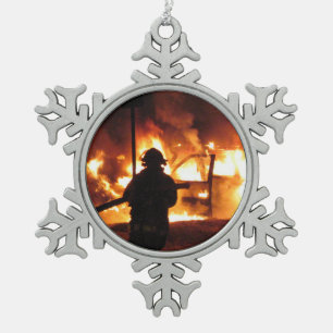 Feuerwehrmann in den Flammen Schneeflocken Zinn-Ornament