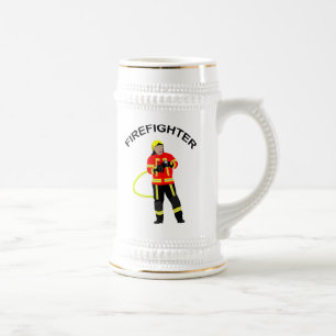 Feuerwehrmann in Einsatzkleidung Bierglas